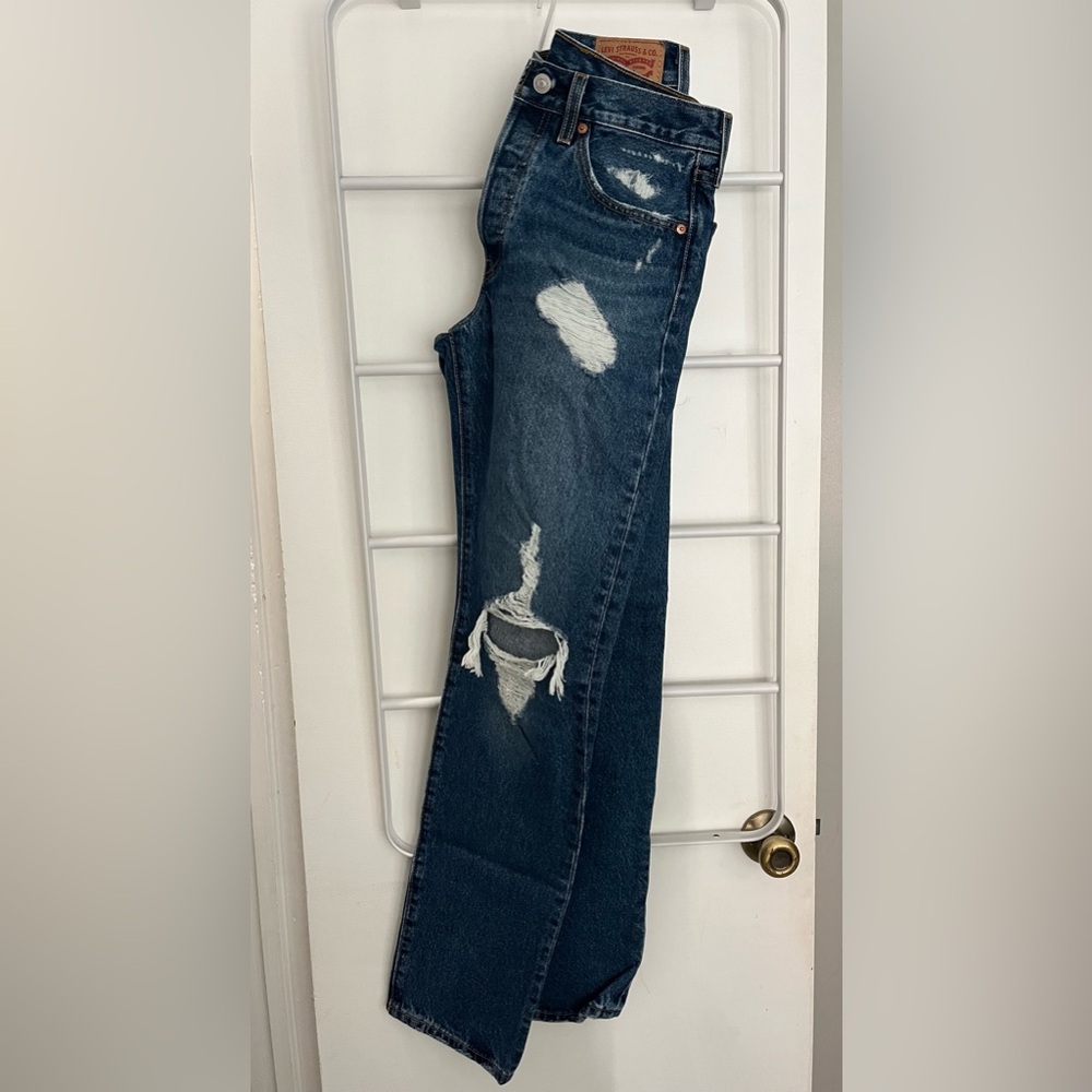 Levi’s 501 Ripped Jeans.    W:26    L:32